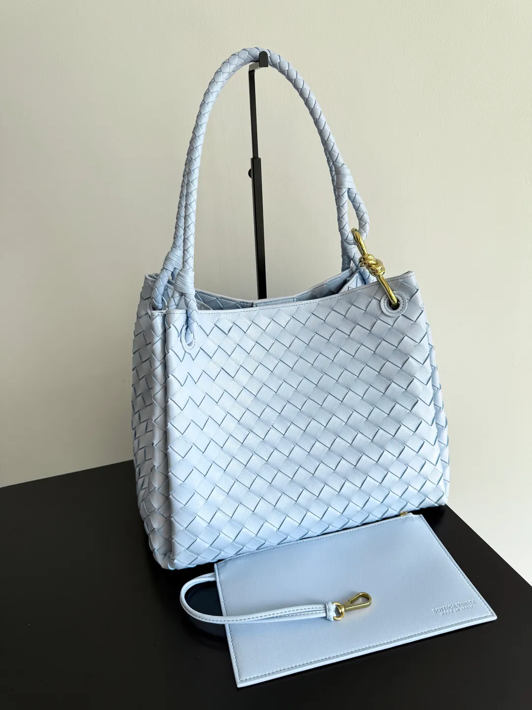 Batch 2660 24 early autumn new model Andiamo Parachute is made of a whole piece of woven leather. It is processed by folding stitching at the four corners. # Craftsmanship and creativity. The large size is atmospheric and practical. One of the must-selects for BV. It has a large space, can hold a computer, the shoulder strap is thick, and the upper shoulder is very comfortable. The large parachute can be carried on the body and can be carried on the body. The upper body is versatile and cute☺️ Style number: 796571 Size: 30*26*20cm